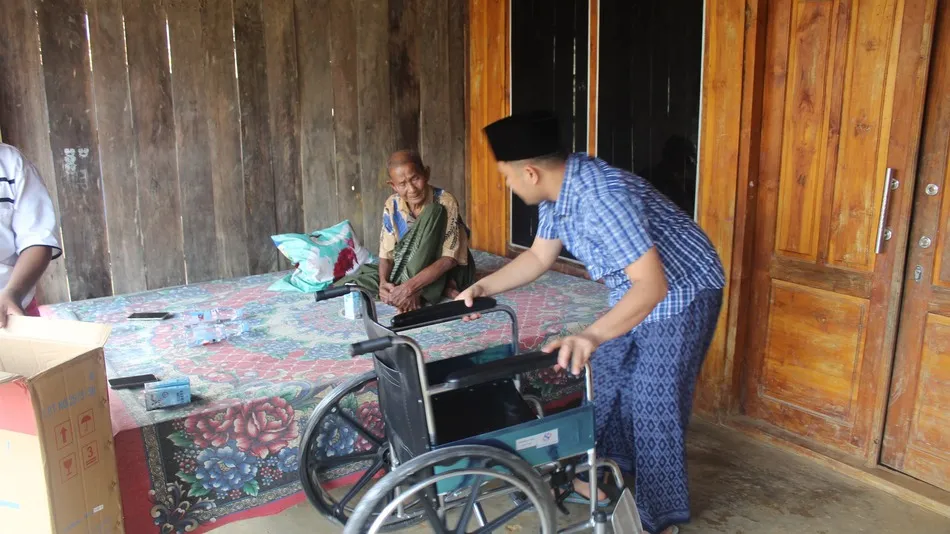 Turun ke Dapil, Legislator PAN  Asal Madura Bantu Kursi Roda untuk Warga (Ilustrasi)