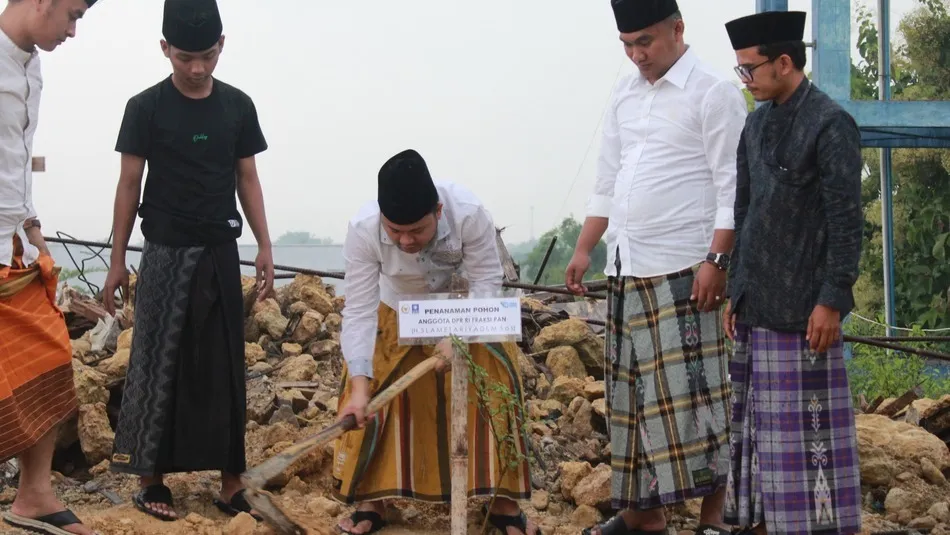 Peduli Lingkungan, Legislator Muda Madura Ajak Santri Tanam Pohon (Ilustrasi)